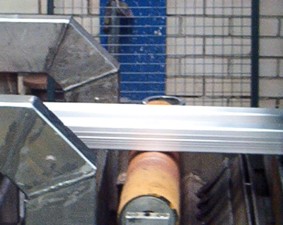 Profilé en aluminium sur une extrudeuse.